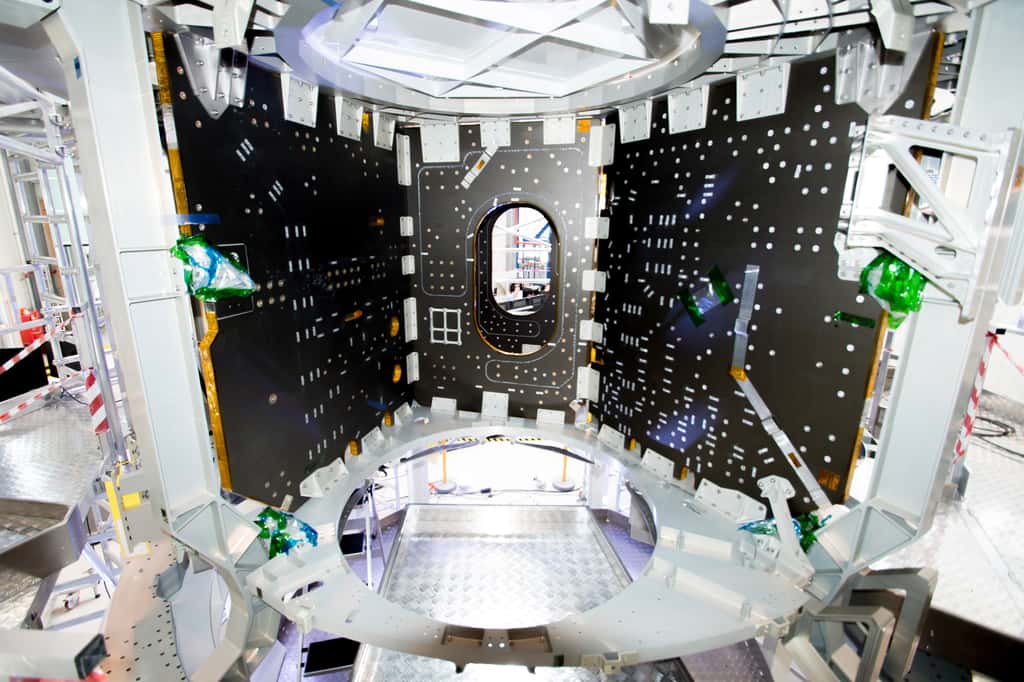 Au cœur du module de service d’Orion avec la structure et les panneaux qui compartimentent le module. Au premier plan, l’emplacement de l’un des réservoirs. © Rémy Decourt