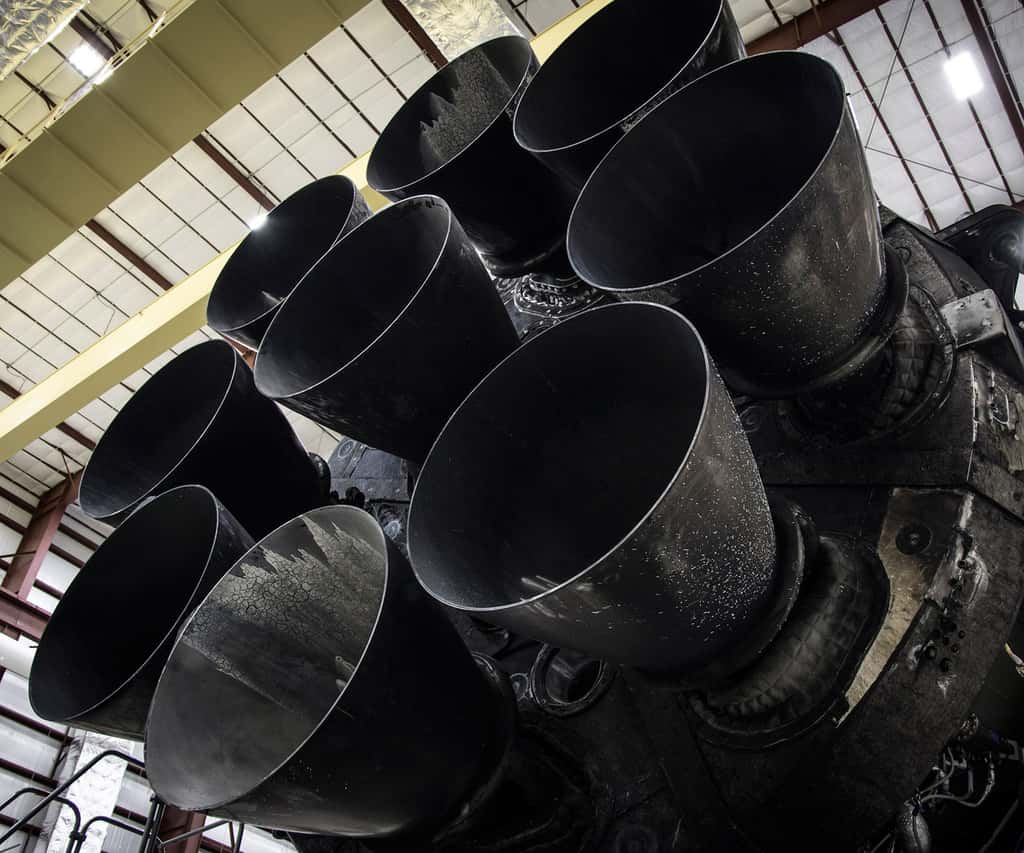 Les neuf moteurs Merlin de l'étage principal du Falcon 9. Ils sont vus ici après la récupération ; leur état ne montre pas de dommage apparent. © SpaceX