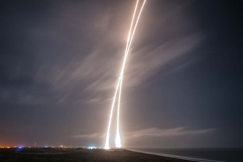 Le décollage du lanceur Falcon 9 et, quelques minutes plus tard, le retour au sol de l'étage principal. © SpaceX