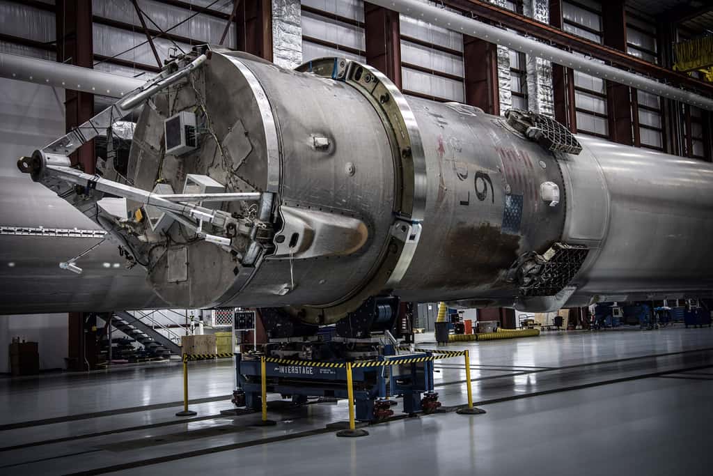 Gros plan sur la partie supérieure de l'étage principal du Falcon 9. © SpaceX