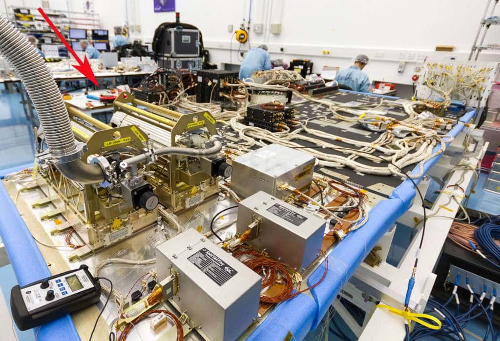 Les satellites Galileo embarquent deux types d’horloges atomiques : des masers à hydrogène passifs (flèche rouge en haut à gauche) et des horloges atomiques au rubidium, visibles au premier plan. © <em>Surrey Satellite Technology Ltd </em>(SSTL)