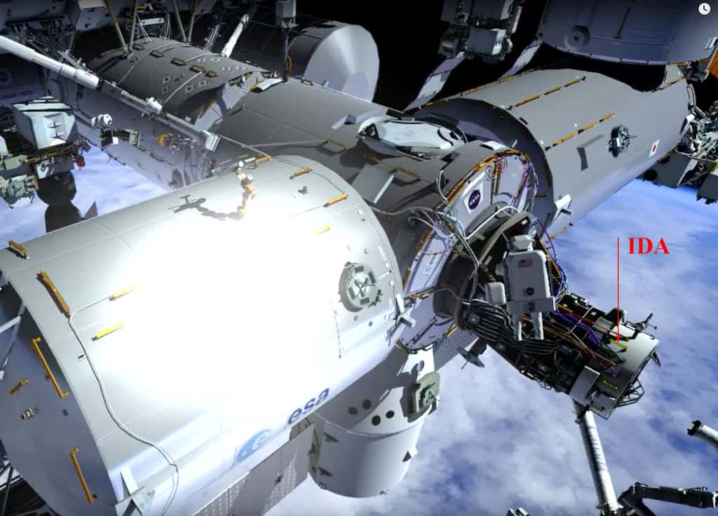 L’Ida (<em>International Docking Adapter</em>) qui permet d’adapter le port d’amarrage des navettes spatiales (la partie noire) en port d’accueil des futurs véhicules habités commerciaux de Boeing (le Starliner) et SpaceX (Crew Dragon). © Nasa