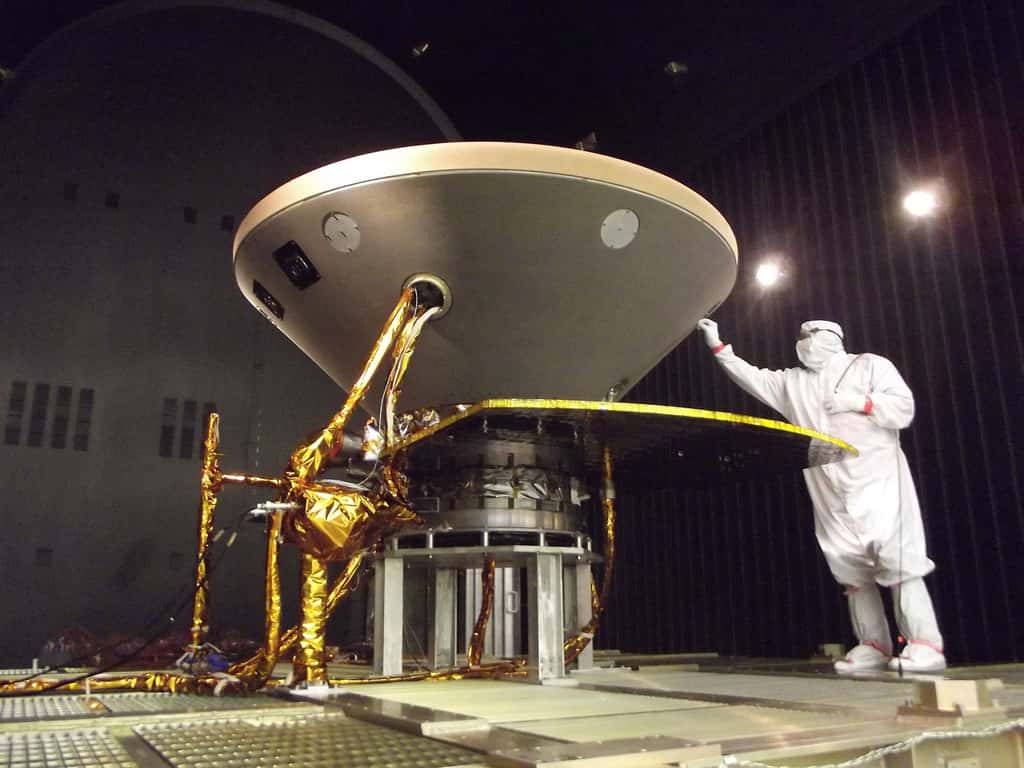La sonde InSight lors de son essai de vide thermique réalisé en mai 2015. © Nasa, JPL, Lockheed Martin
