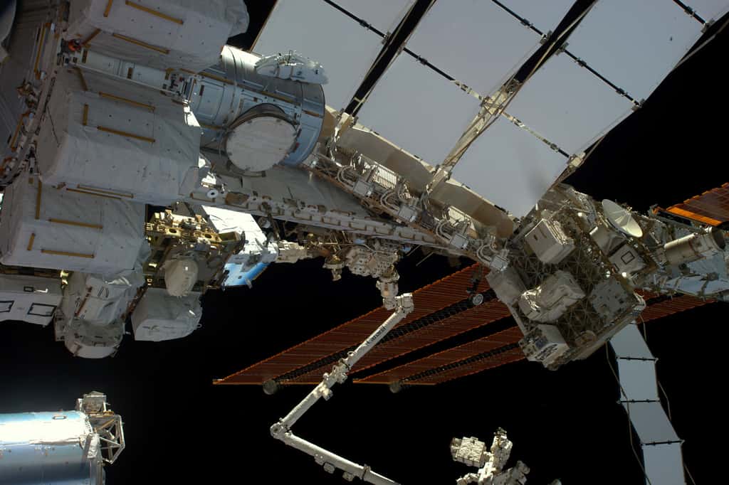 La poutre de la Station spatiale (c'est-à-dire sa structure principale) et la porte du sas (ronde, en haut à gauche) qui s'ouvre vers le bas. On aperçoit, sous les panneaux solaires, les batteries que Thomas et l'Américain Shane Kimbrough ont changé lors de leur sortie dans l'espace. © ESA, Nasa