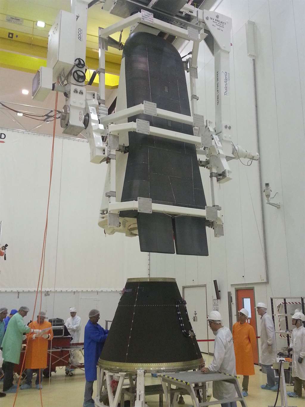 Avant l'annonce du report du lancement, les équipes de Thales Alenia Space préparaient l'installation de l'IXV sur Vega. À l'image, les vérifications de la compatibilité entre le démonstrateur et l'adaptateur Vega. © Thales Alenia Space