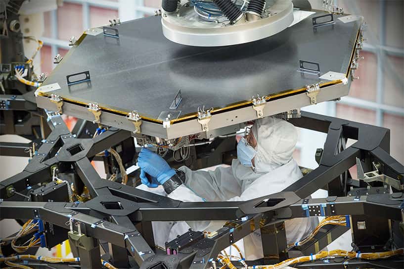 Installation du premier des 18 segments du miroir principal du télescope spatial James Webb (JWST). © Nasa, Chris Gunn