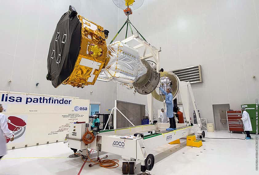 Le satellite Lisa Pathfinder dans une des salles blanches du bâtiment S5, où il a été installé dans la coiffe du lanceur Vega. © S. Martin, Esa-Cnes-Arianespace, Optique vidéo du CSG