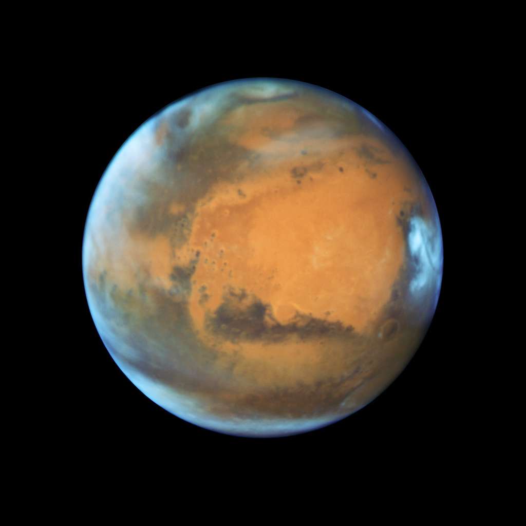 La Terre et Mars s’alignent avec le Soleil à peu près tous les 26 mois (c'est l'opposition). La distance entre les planètes est alors minimale, ce qui explique pourquoi les missions à destination de Mars sont lancées à ce rythme. Pour l'opposition de cette année, qui vient tout juste de survenir, la distance est la plus petite depuis 11 ans, et le record de 2003. Actuellement, Mars se situe à moins de 76 millions de kilomètres de la Terre. © Nasa, Esa, <em>Hubble Heritage Team</em>
