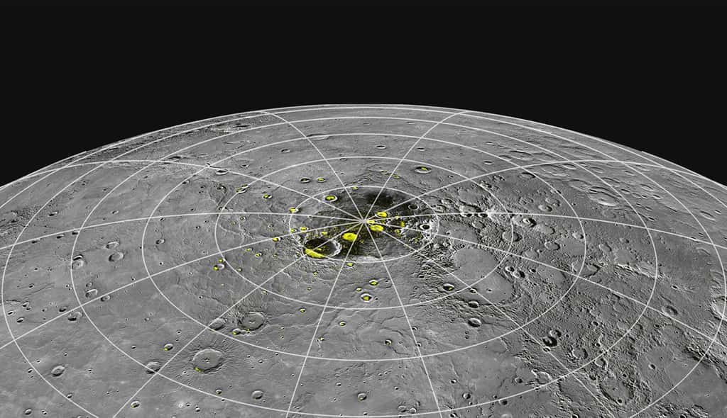 Sur cette photo du pôle nord de Mercure sont indiquées en jaune les zones où le radiotélescope d'Arecibo avait détecté des signatures de la présence de glace, confirmée par la sonde Messenger. © Nasa, <em>Johns Hopkins University Applied Physics Laboratory</em>, <em>Carnegie Institution of Washington</em>