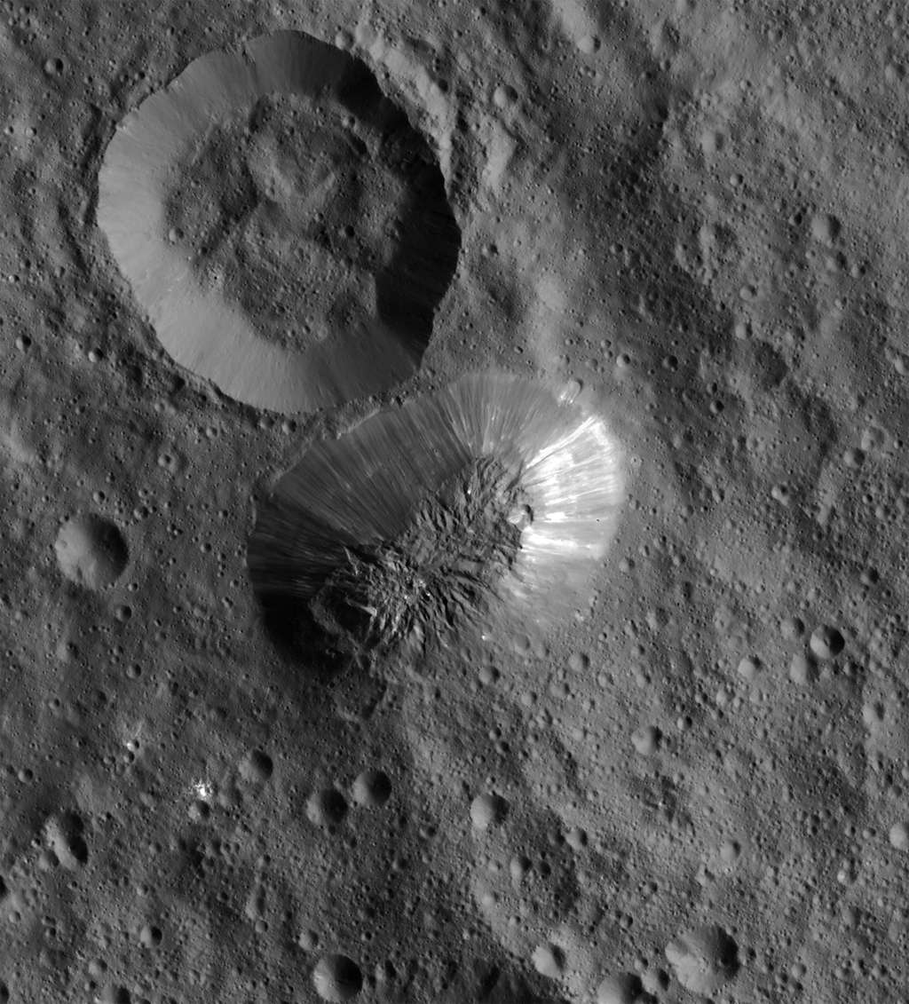 Autre découverte surprenante, une montagne de plus 4.500 mètres (à comparer au diamètre de 950 km de Cérès), <em>« dont la formation ne s’explique pas par un processus traditionnel »</em>. Les observations de Dawn laissent penser que ce mont Ahuna est <em>« très jeune et résulte, un peu comme les volcans terrestres, de remontées de matière du manteau à la surface »</em>, selon Pierre Vernazza. © Nasa, JPL-Caltech, UCLA, MPS, DLR, IDA