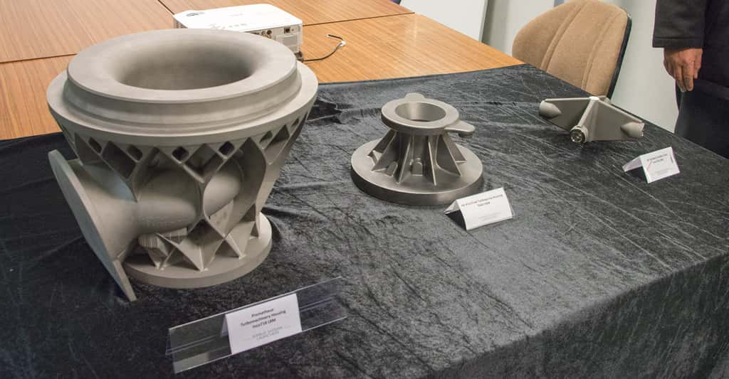 Quelques exemples de pièces en impression 3D d'ArianeGroup avec, de gauche à droite, une pièce pour le moteur Vulcain 2, le moteur Vinci et Prométhée. © Rémy Decourt 