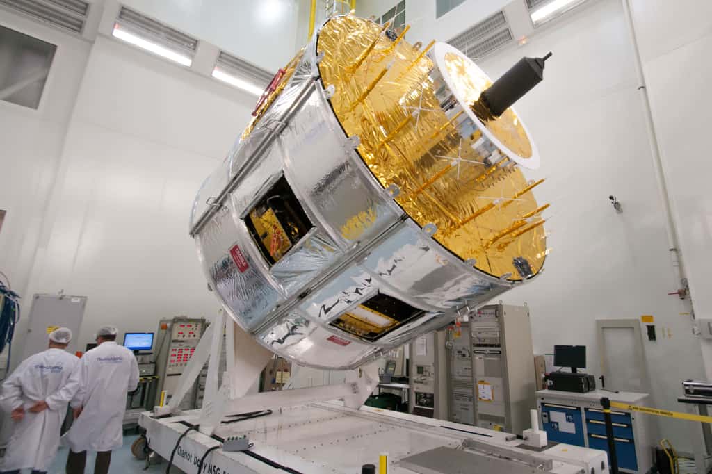 Le satellite MSG 4 lors d'essais avant l'installation de ses panneaux solaires (Cannes, novembre 2014). © Rémy Decourt