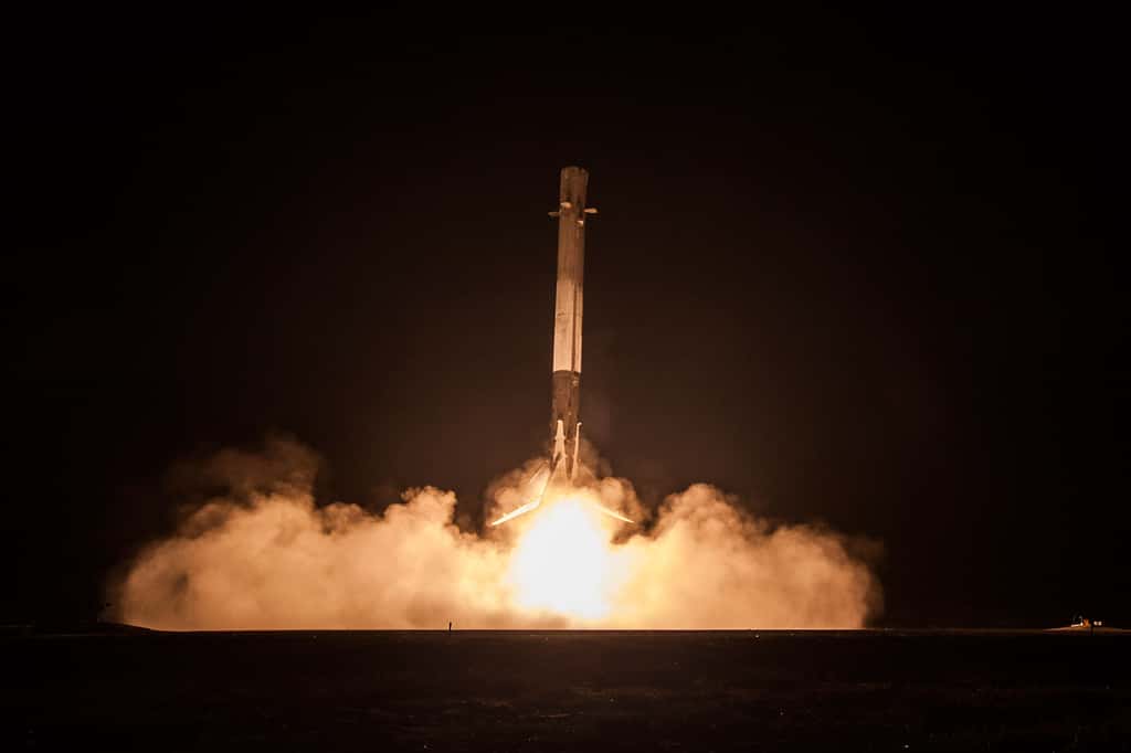 Récupération de l'étage principal du Falcon 9 utilisé pour le lancement de onze satellites de la constellation Orbcomm 2, en décembre 2015. © SpaceX