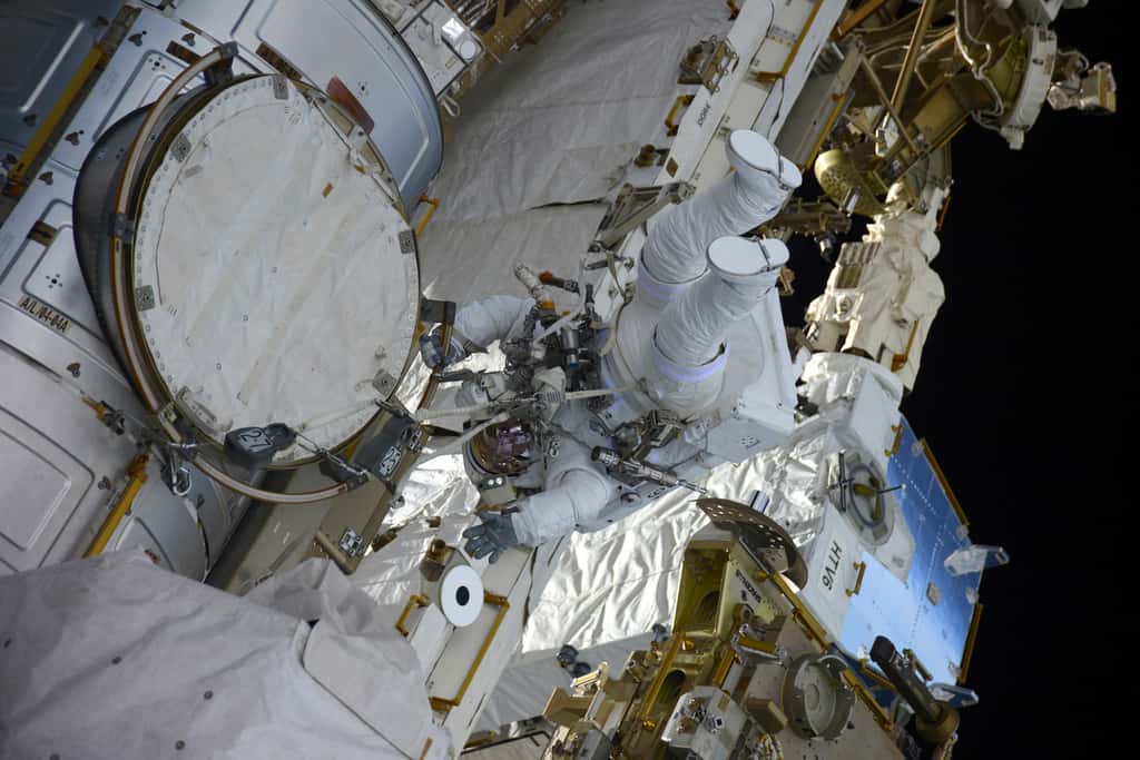 Thomas Pesquet lors de sa sortie à l'extérieure de l'ISS, avec son co-équipier Shane Kimbrough. Les deux astronautes ont réalisé une sortie dans l’espace de 5 h 58 mn. Ils ont mis en route la batterie interne de leur scaphandre à 11 h 22 mn TU et l’ont éteinte à 17 h 20 mn, marquant la fin officielle de leur mission, peu après avoir réintégré le sas de décompression de la Station. © ESA, Nasa