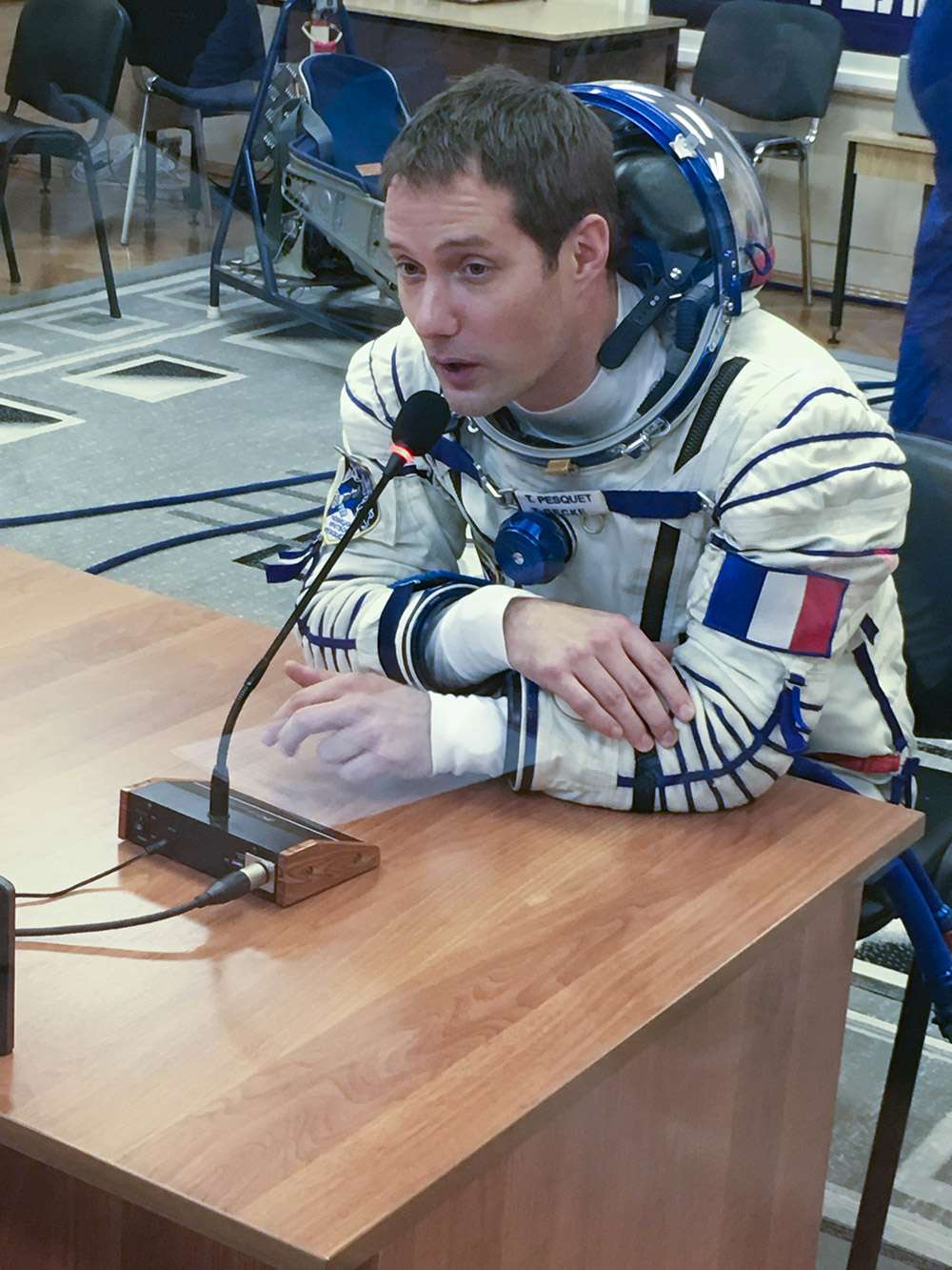 Thomas Pesquet, trois heures avant son lancement, dialoguant une dernière fois avec ses proches. © Rémy Decourt