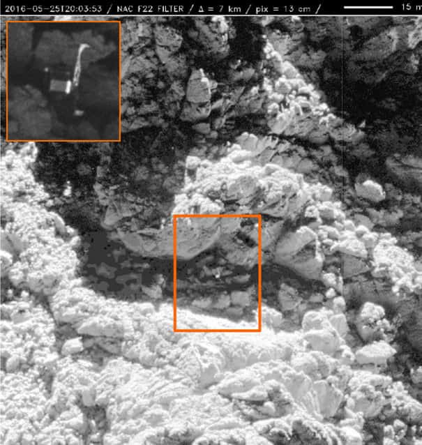 L’image de Philae prise en mai 2016 depuis une distance d’environ 5 kilomètres d’altitude avec une résolution de 13 centimètres. Dans l’encadré à gauche, la même image acquise il y a quelques jours mais prise depuis une distance de seulement 2,7 kilomètres et qui montre très clairement le petit lander tant recherché. © Cnes