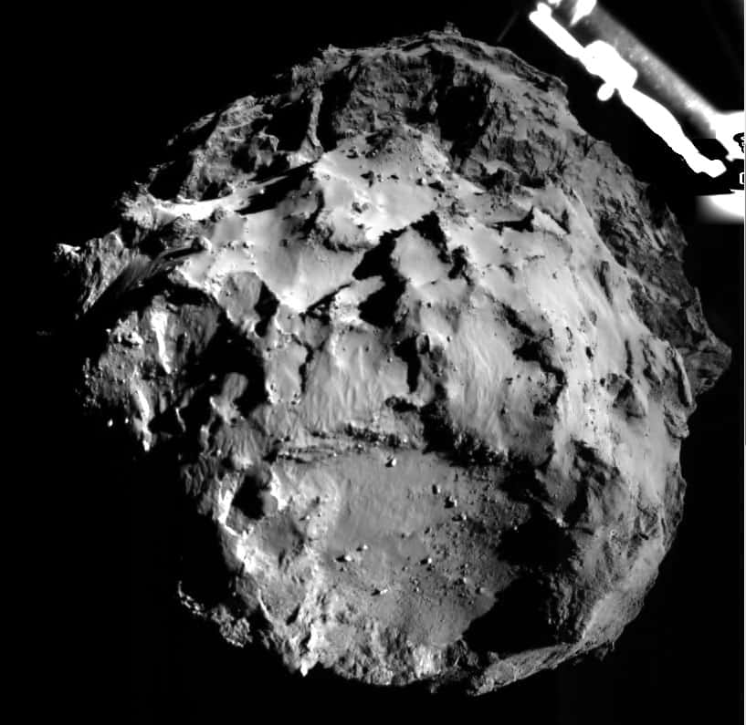  Cette image a été acquise par la caméra de descente Rolis de Philae avant qu’il ne touche le sol, depuis une distance de 3 kilomètres. Elle montre le site d'atterrissage initial de Philae (en bas) et l'on suppose qu'il s'est posé quelque part en haut de l'image sur le lobe de la comète. © Esa//Rosetta/Philae/ROLIS/DLR