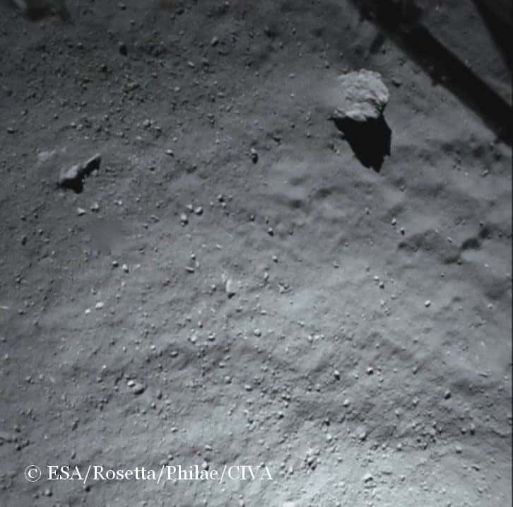 Certainement la dernière image acquise par Philae et rendue publique par l'Esa. Elle montre le site d'atterrissage finalement très peu encombré et plutôt rassurant pour les scientifiques. © Esa/ROsetta/Philae/Civa