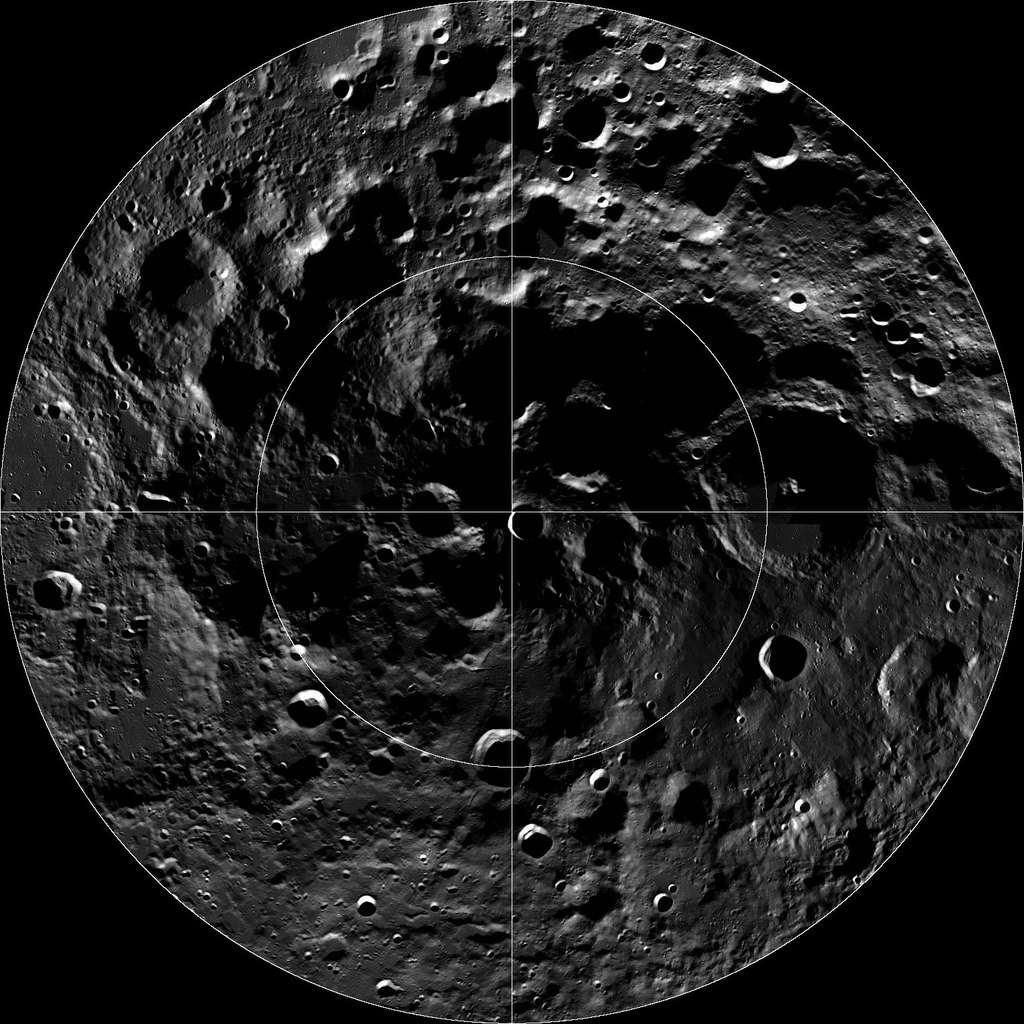 Le pôle sud de la Lune vu par la sonde de la Nasa LRO (<em>Lunar Reconnaissance Orbiter</em>). Luna-Resurs ira se poser dans le bassin Aitken. © Nasa, GSFC, <em>Arizona State University</em>