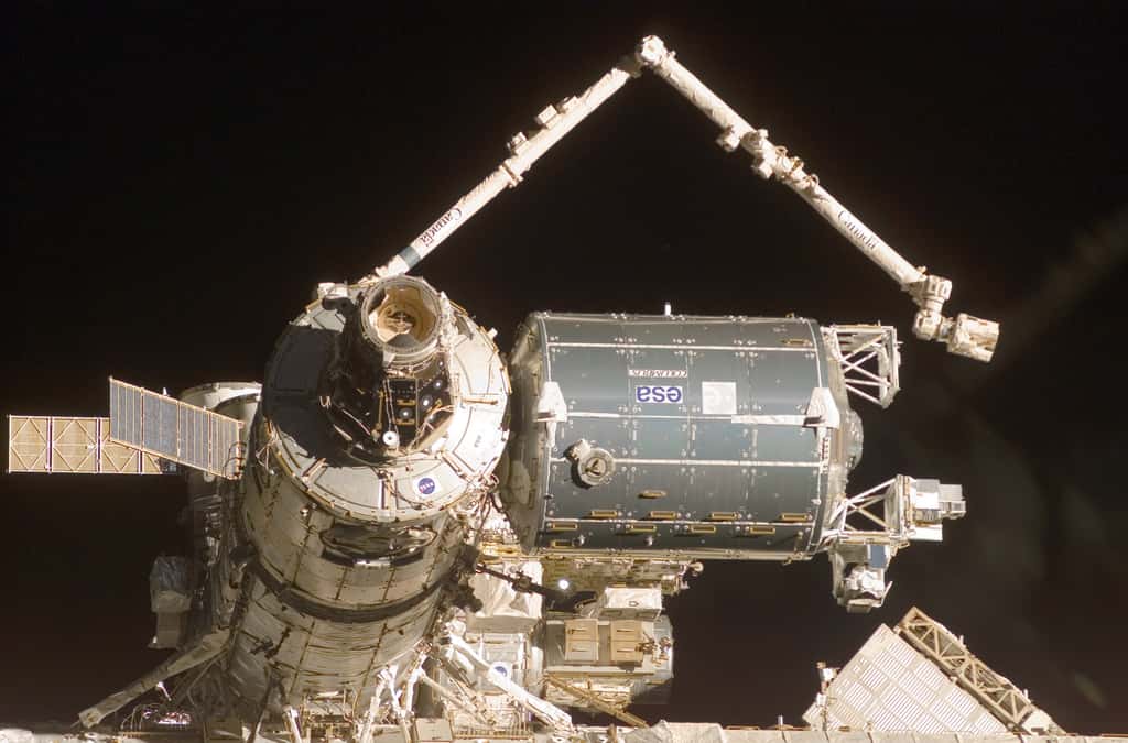 Au premier plan, un des ports d'amarrage du module Harmony, celui sur lequel venait se « docker » la navette spatiale. Cette image date de février 2008, lors de l'installation du laboratoire européen de l'Esa Columbus. © Nasa