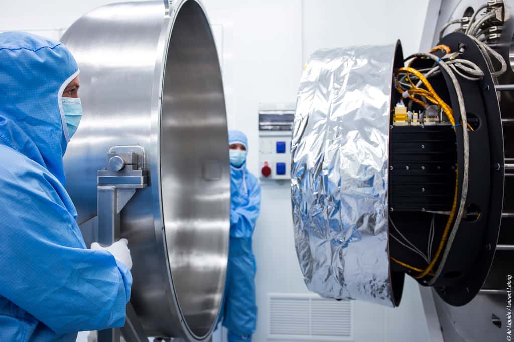 Tube à gaz pulsé développé par Air Liquide. Il s'agit d'un cryoréfrigérateur permettant de maintenir à très basse température les instruments à infrarouge mis en orbite, notamment pour l’observation de la Terre. © Air Liquide, L. Lelong