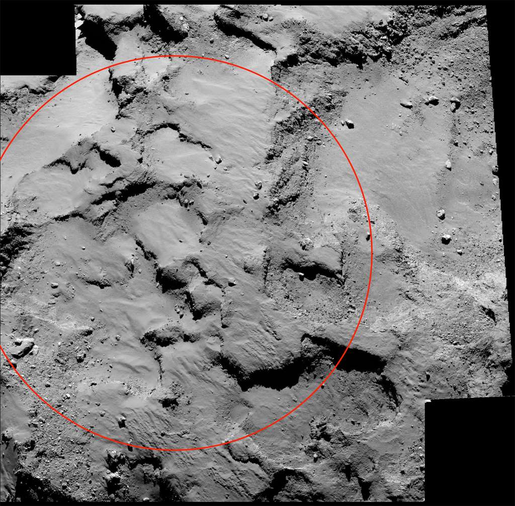 Agilkia, le site d'atterrissage de Philae. Les observations montrent qu'il s'agit d'une région de la comète riche en dépôts, probablement d’origine organique, voire silicatée, et s'accumulant sur plusieurs mètres de hauteur. Il existe donc un risque que Philae s'enfonce profondément au moment de son atterrissage. © Esa