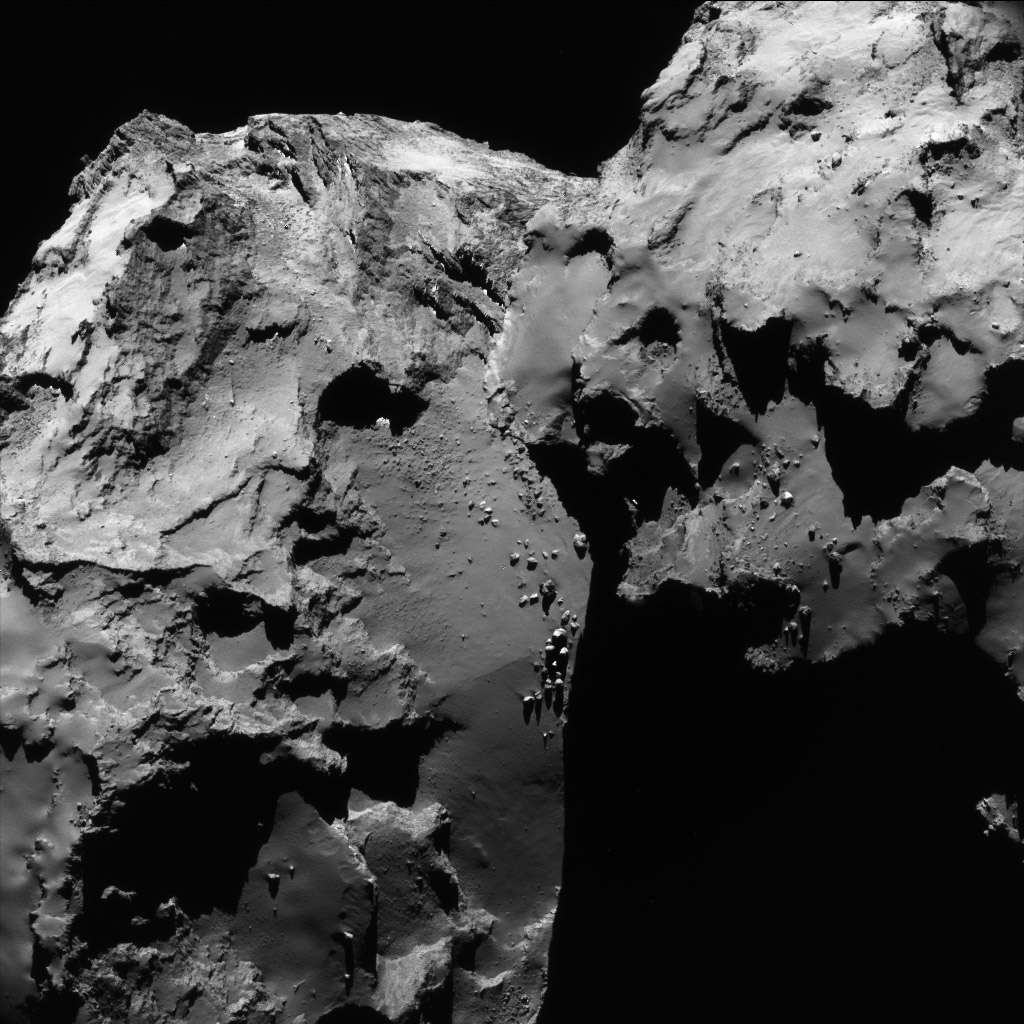 Une des dernières vues de la comète mise en ligne sur le site de l'Agence spatiale européenne. Elle a été acquise par Rosetta le 17 juin 2016 alors qu'elle se trouvait à 30,8 kilomètres du noyau de 67P/Churyumov-Gerasimenko. © Esa, Rosetta, NavCam