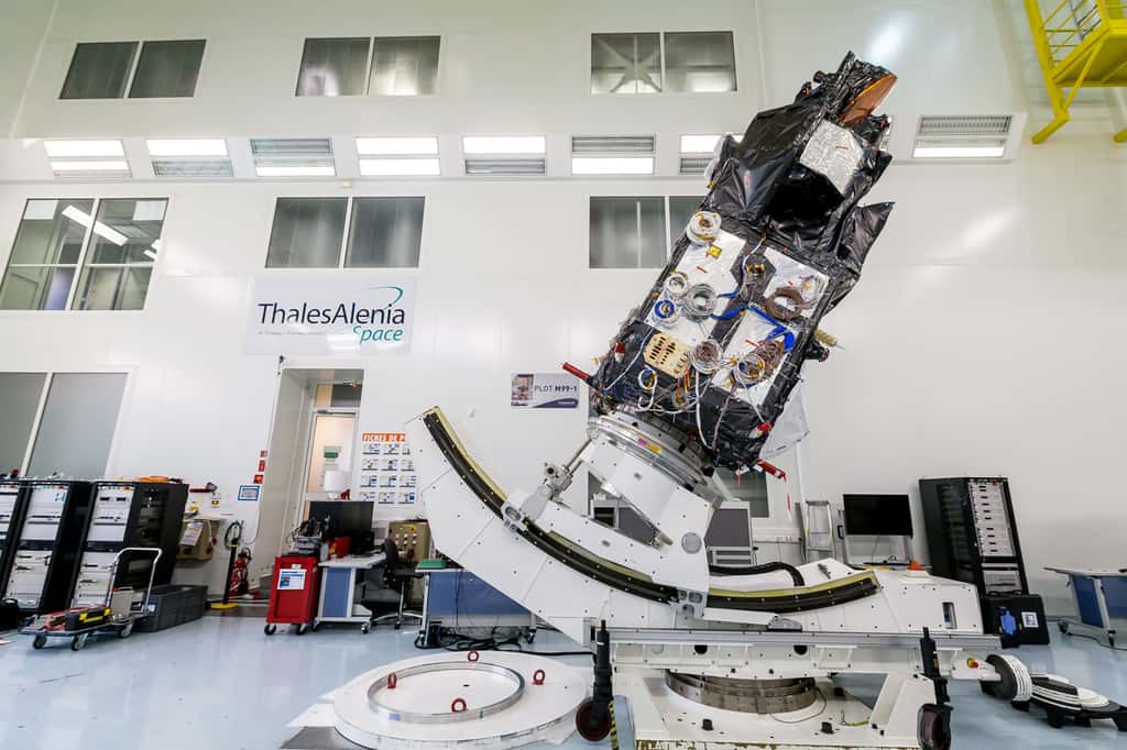 Sentinel 3A sur un banc de test à l'usine de Thales Alenia Space (Cannes). © Thales Alenia Space