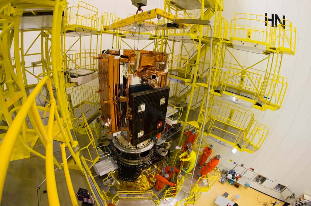 Le satellite Sentinel 1B, installé sur la partie haute de la structure ASAP-S du lanceur Soyouz. Cette structure, qui permet d'emporter plusieurs charges utiles, est dérivée de celle appelée ASAP (<em>Ariane Structure for Auxiliary Payloads</em>), d'Ariane 4. À droite sur la structure, on peut apercevoir le système de lancement des trois CubeSats. © Esa, M. Pedoussaut
