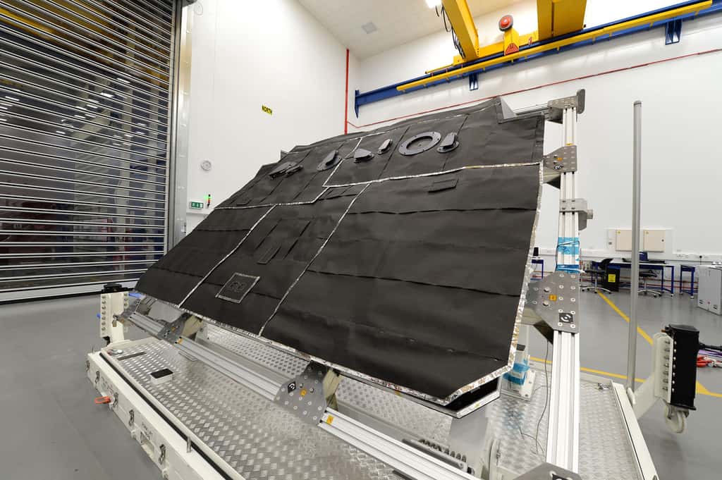 Le modèle structurel du bouclier thermique du satellite <em>Solar Orbiter</em>, vu ici en mars 2015 dans l’établissement de Stevenage. © Airbus Defence & Space
