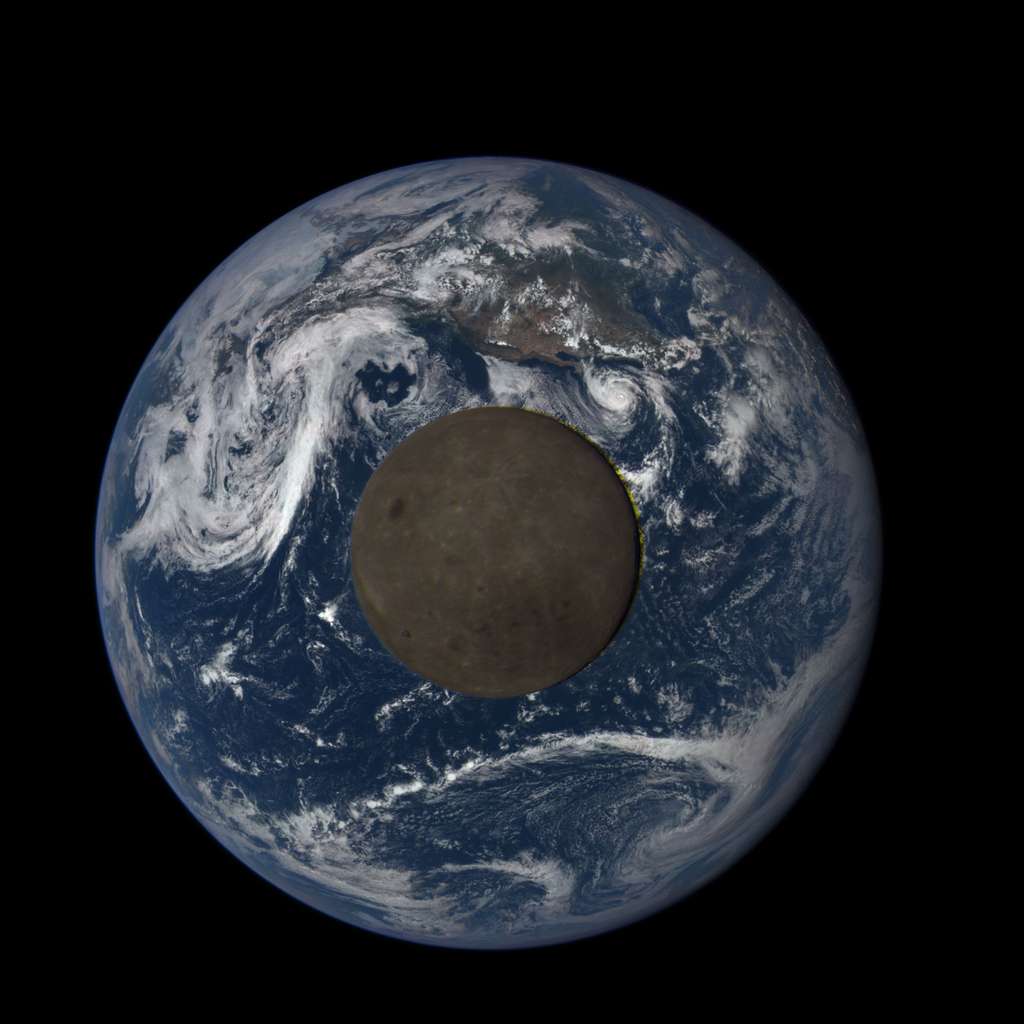 La Lune (et sa face cachée) en transit devant la Terre vue par le satellite DSCOVR. © Nasa