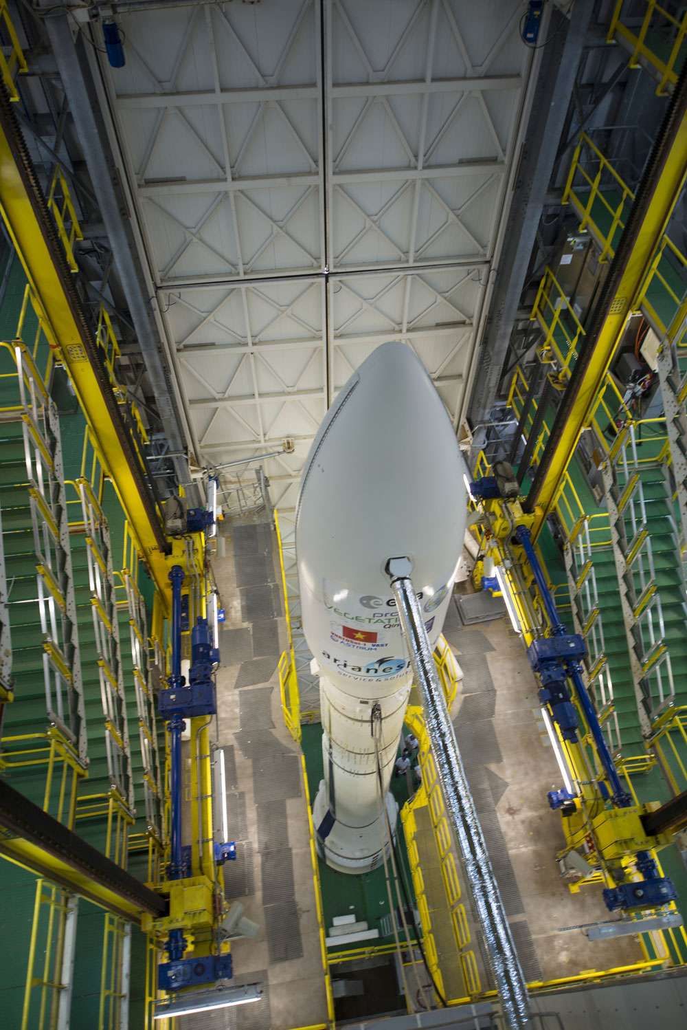 Mai 2013, le lanceur Vega, avec à son bord le satellite Proba V, dans le portique mobile de son pas de tir. © Esa, S. Corvaja
