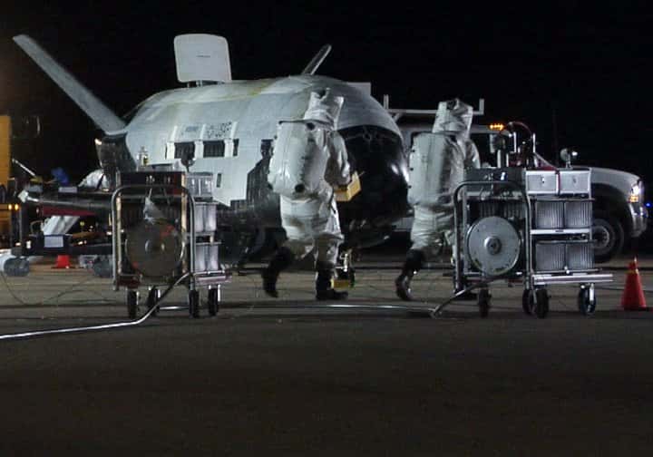 Seulement quelques minutes après son retour sur Terre, les équipes de l'U.S. Air Force s'affairent autour du X-37B pour le sécuriser. Ces deux « astronautes » vont purger les réservoirs de la mini navette d'éventuels restes d'hydrazine pour éviter toute contamination ou explosion accidentelle. Une véritable opération de déminage. © <em>AF Space Command</em>
