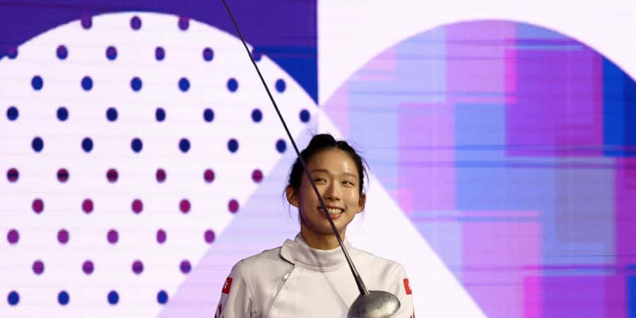 Médaillés d'or en escrime aux JO Paris 2024, les Hongkongais Cheung Ka Long et Vivian Kong Man Wai (ici en photo) ont reçu des tickets de métro à vie de la part de leur gouvernement. © Franck Fife, AFP