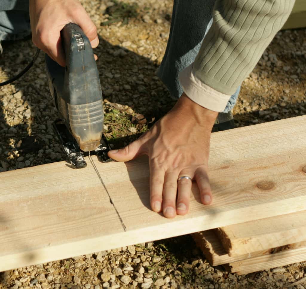 Pour fabriquer cette étagère pour plantes DIY, vous devrez découper des planches de bois. ©Toanet, Adobe Stock