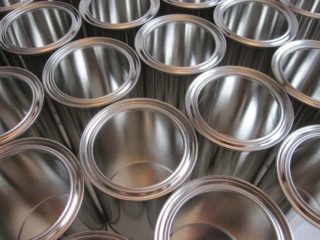 L'étain est un métal gris argenté notamment utilisé pour la fabrication de boîtes de conserve. © DutchAir, Pixabay, DP