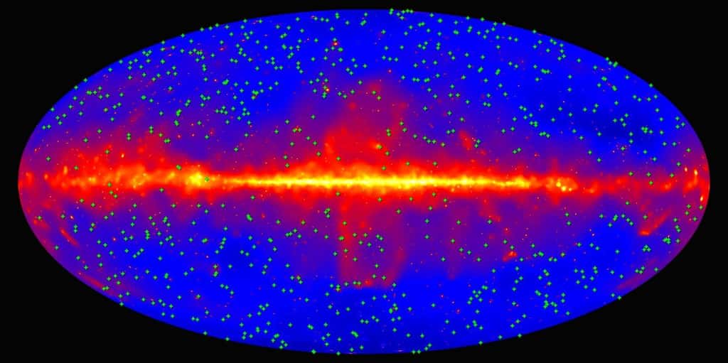 Carte du ciel montrant la localisation des 739 blazars utilisés pour mesurer toute la lumière émise par les étoiles de l'univers à travers toutes les époques. Le plan de la Voie lactée, en rouge, coupe le milieu de la carte. © Nasa/DOE/Fermi LAT Collaboration