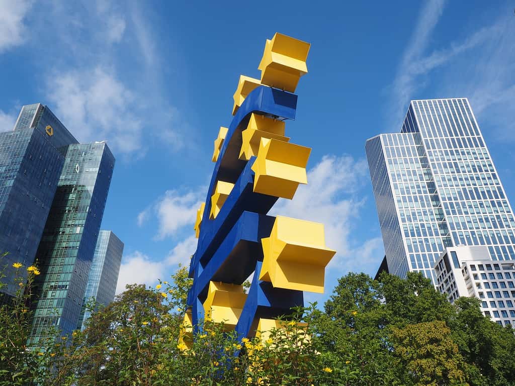 Euro-sculpture, Symbole de l'euro, Ouvrages d'art. Utilisation gratuite. Pixabay