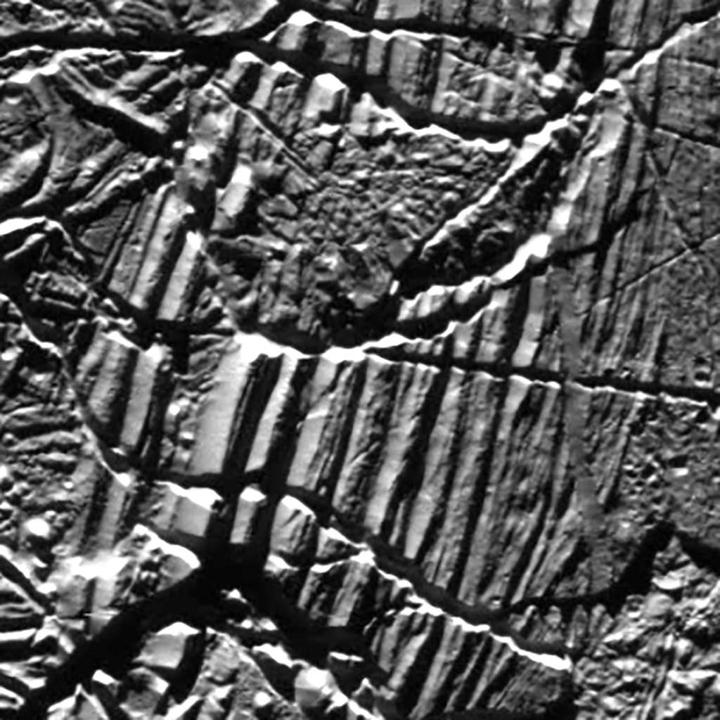 Cette vue de la lune Europe de Jupiter a été prise dans les années 1990 par le vaisseau spatial Galileo de la Nasa. Il montre le type de caractéristiques étudiées par les scientifiques qui ont modélisé comment des « tremblements de lune » peuvent déclencher des glissements de terrain. Les pentes douces et les décombres à proximité peuvent en effet avoir été produits par des glissements de terrain, tout comme dans le cas de Ganymède. © Nasa, JPL-Caltech