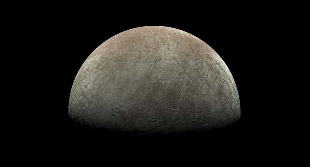 Europe, lune de glacée de Jupiter, lors du survol très rapproché (jusqu'à 352 kilomètres) de la sonde Juno le 29 septembre 2022. Image de la Nasa traitée par Björn Jónsson. © Nasa, JPL-Caltech, SwRI, MSSS et Björn Jónsson CC BY-NC-SA 2.0