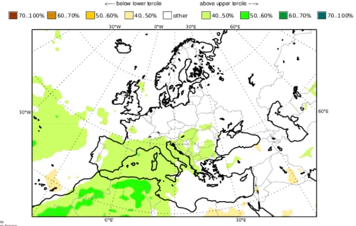 En vert, les zones où les précipitations seront <em>a priori</em> plus fortes que la normale. En blanc, les zones où aucune information ne se dégage à ce jour. © Copernicus