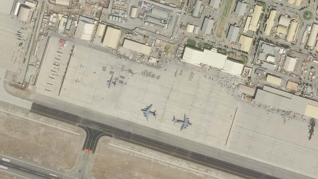 Après la prise du pouvoir des Talibans à Kaboul, des milliers de personnes se sont massées à l'aéroport international <em>Hamid Karzai</em> à Kaboul pour fuir l'Afghanistan. © 2021, Planet Labs Inc.