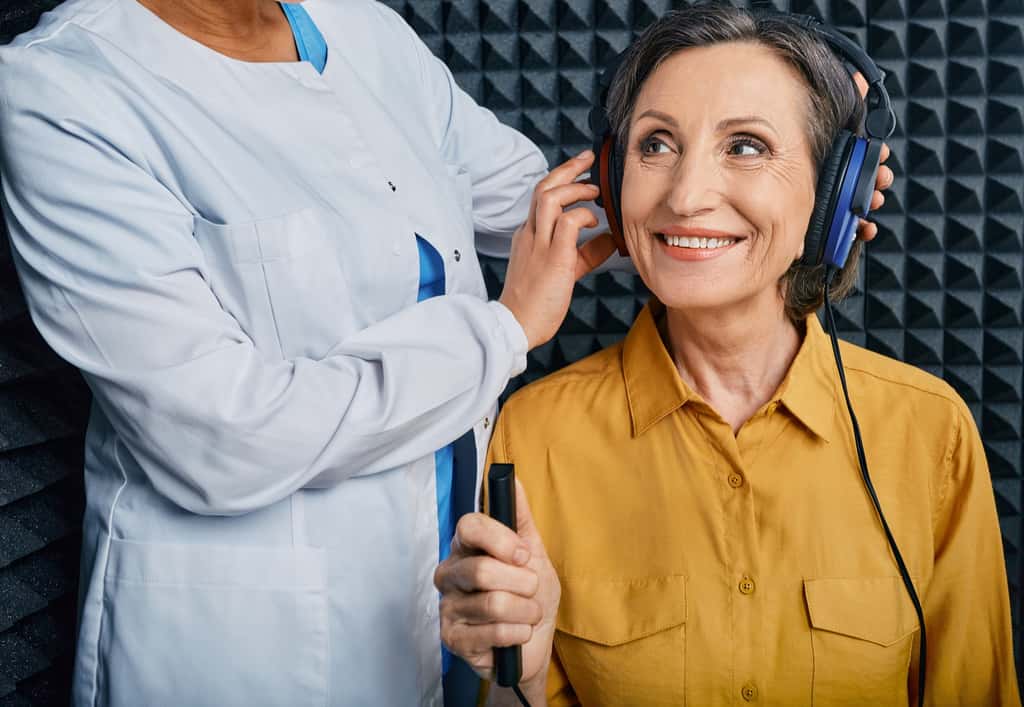 Une visite régulière chez un spécialiste de l'audition permet d'effectuer un bilan précis de sa santé auditive. © Peakstock, Adobe Stock