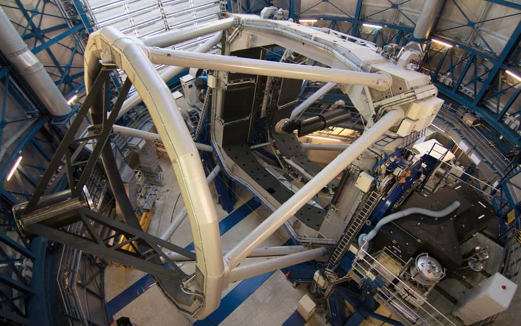 Sur cette image figure l'instrument Sphère, peu après qu'il ait été installé sur le troisième télescope de 8 m du VLT de l'Eso. L'instrument est cette boîte noire située sur la plateforme latérale du télescope. © ESO, J. Girard<br> 