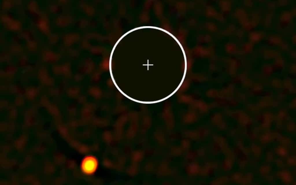 Cette image obtenue dans le domaine infrarouge proche montre l'exoplanète qui orbite autour de l'étoile HIP65426 dans l'association stellaire du Scorpion-Centaure. La lumière de l'étoile centrale a été masquée par un coronographe. L'exoplanète découverte a une masse comprise entre 6 et 12 fois celle de Jupiter et se situe à une distance égale à 3 fois celle de Neptune autour du Soleil (dont l'orbite est indiquée en comparaison par le cercle blanc). © ESO, <em>Sphere Consortium</em>, G. Chauvin <em>et al.</em>