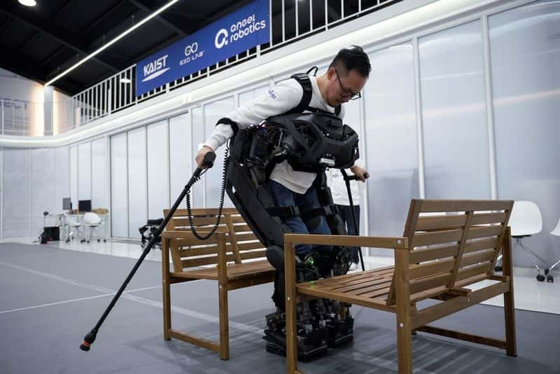 L’exosquelette WalkON Suit F1 peut même faire des pas latéraux afin de passer dans les endroits exigus. © Sebin Choi, Reuters