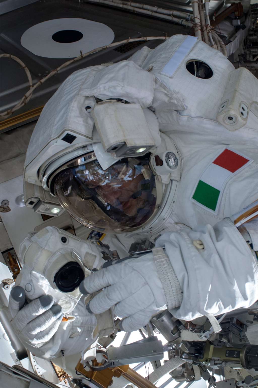 Luca Parmitano pendant la première heure de sa sortie dans l'espace avant qu'une fuite d'eau ne se déclare et le contraigne à rentrer dans l'ISS. © Nasa