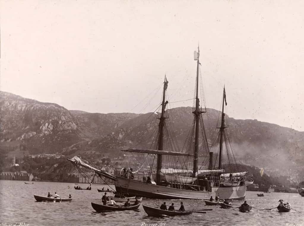 Le navire d’expédition Fram de Nansen embarque des instruments scientifiques et quitte Bergen en juillet 1893. © Domaine Public