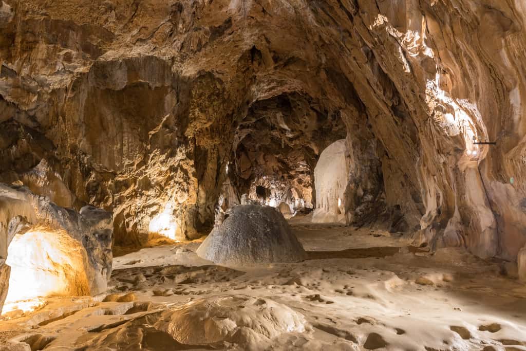 Dans le cadre d'une expérience à visée scientifique, 15 hommes et femmes vont vivre pendant 40 jours, coupés du monde et sans notion du temps, dans la grotte de Lombrives, en Ariège. © martinscphoto, Adobe Stock