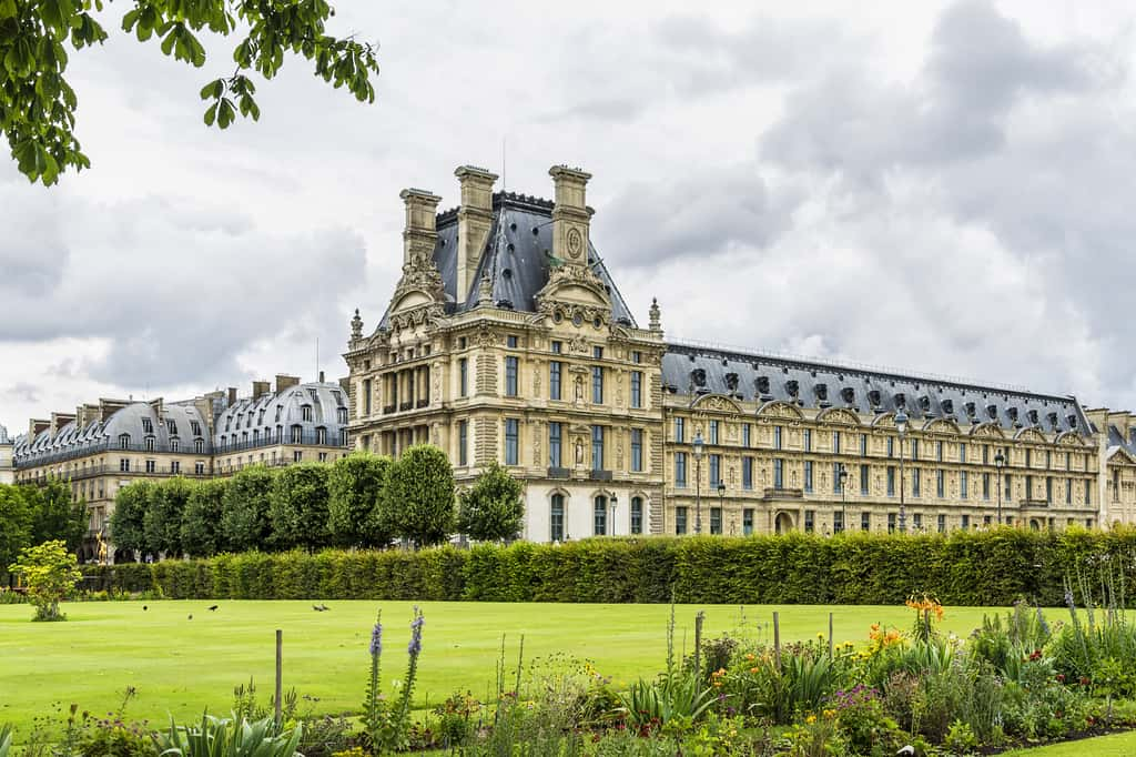 Le musée des Arts décoratifs de Paris se situe dans une aile du bâtiment du Louvre. © dbrnjhrj, Adobe Stock